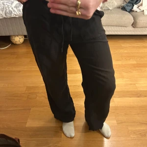 Linnebyxor svarta - Jättefina linnebyxor från kappahl🥹 I storlek XS men funkar även för S/M (jag är 169) ❤️❤️Har dessvärre en liten skavank längst ned i högra byxänden men inte något jag tänkt på 💕