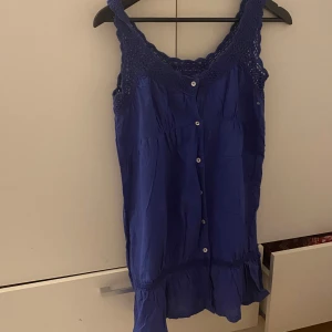 Blått linne med spetsdetaljer och knappar - Helt ny. 