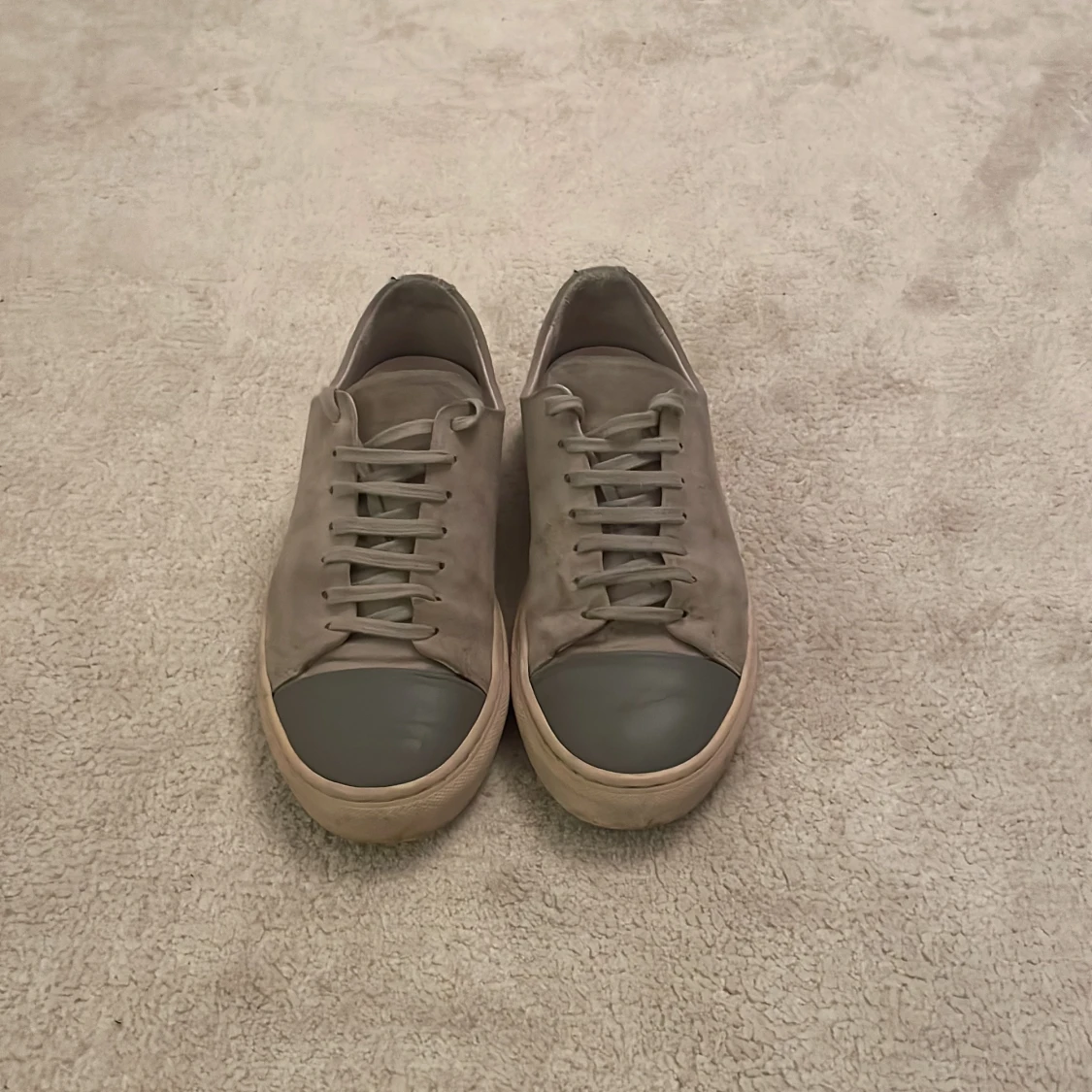 Gråa Axel Arigato sneakers