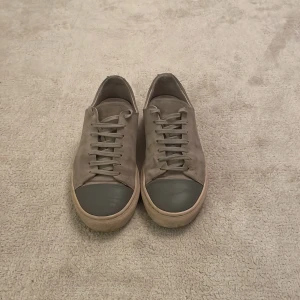 Gråa Axel Arigato sneakers  - Snygga gråa Axel Arigato sneakers. Helt okej skick. Hör av er om ni är intresserade. Pris kan diskuteras👍