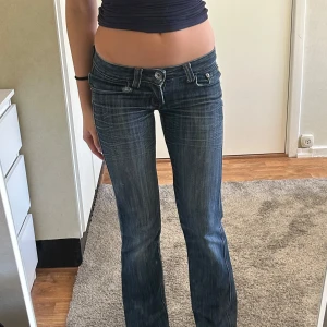 lågmidjade jeans - Vintage cherry diffusion jeans. Sitter väldigt lågmidjad, har coola fickor! Jag skulle säga att storleken är mer 32 än 34. Midjemått: 33cm tvärs över. Innerbenslängden: 77cm 