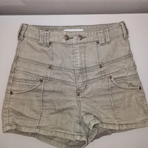 Höga shorts från Gina Jeans - Snygga gröna shorts från Gina Jeans i storlek XS. De är högmidjade med dubbla knappar framtill. En favorit som inte passar längre! Garderobsrensning så kika gärna på övriga.