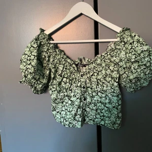 Blommig croppad topp - Från ginatricot💕