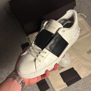 Valentino Open Skor - Säljer nu ett riktigt fett par valentino opens med svart detalj | Skorna är renoverade från lite sämre skick | Allt og ingår, skolåda, 2 dustbags och alla kort/breven | Retail ligger på 7280 kr | Komm vid intressen och tveka ej på att fråga vid funderingar 👟🤩💯| Pris går att diskuteras vid snabb affär