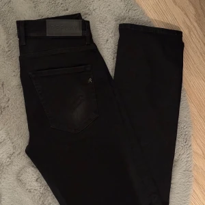 Replay jeans - Snygga svarta jeans från Replay med en klassisk design. De har en slim passform och är perfekta för en stilren look. Jeansen har fem fickor och en diskret logga på bakfickan.