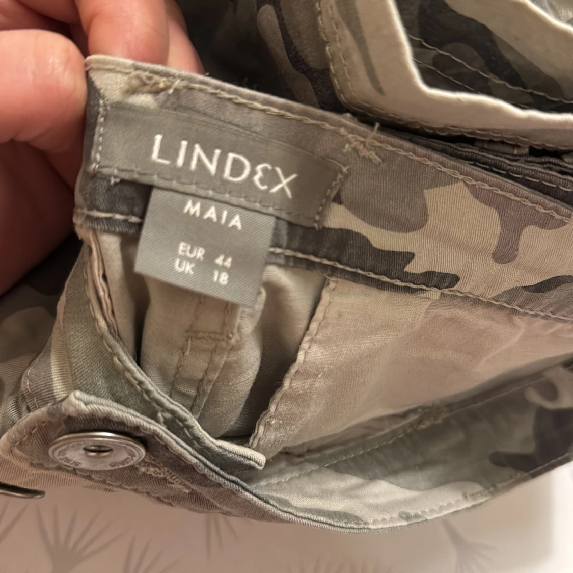 Camouflage cargobyxor från Lindex - 3