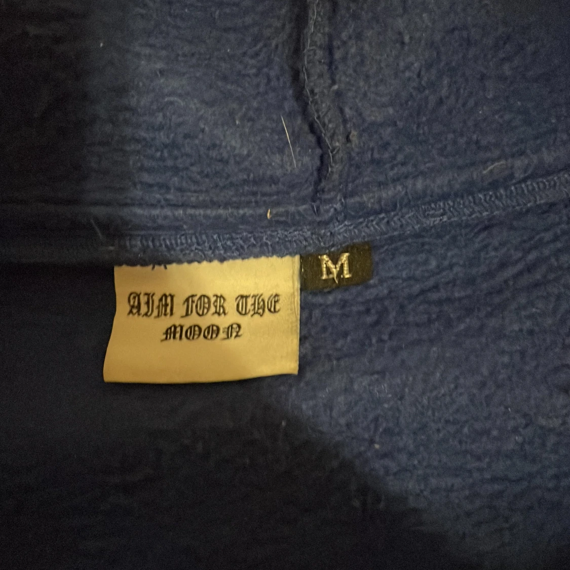 Blå hoodie med dragkedja och text - 2