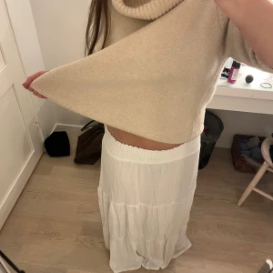 Maxi kjol  - Säljer denna Maxi kjolen köpt förra sommaren. Använd endast en gång sen dess och kom sedan aldrig till någon större användning. Lite smutsiga längst ner men det är något som inte märks av! 