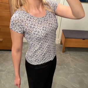 MÖNSTRAD TRÖJA  - Superfin till sommaren! Storlek xs! Jag är 167 med storlek s💕