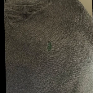 Polo crew neck  - Nästintill ny polo Ralph Lauren crew neck, köpt på kidsbrandstore för 1299kr, för 1 månad sedan (använd 3 ggr) mitt pris 599 ✅ hör av er vid frågor osv ✅☺️