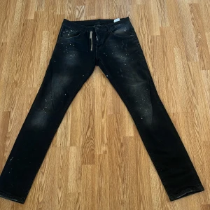 Svarta Disquared2 - Äkta svarta Disquared Jeans som inte går till användning från min pappa för dom tyvär är för stora. 