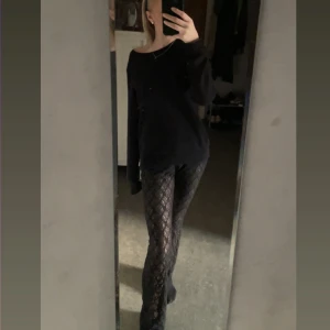 Svarta spetsbyxor - Snygga svarta byxor i spetsmaterial med ett unikt mönster. De har en tight passform och har sytt in dom så att de ska sitta figursydda. Sjorsen är avklippta men är inget som syns när man har på sig som. Har du fler frågor är det bara att skriva till mig🩷