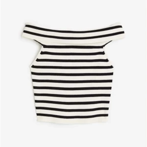 Randig offshoulder topp /h&m - Snygg randig offshoulder topp i svart och vit. Perfekt för en stilren look med sina horisontella ränder. Toppen är ärmlös och har en tight passform som framhäver figuren.