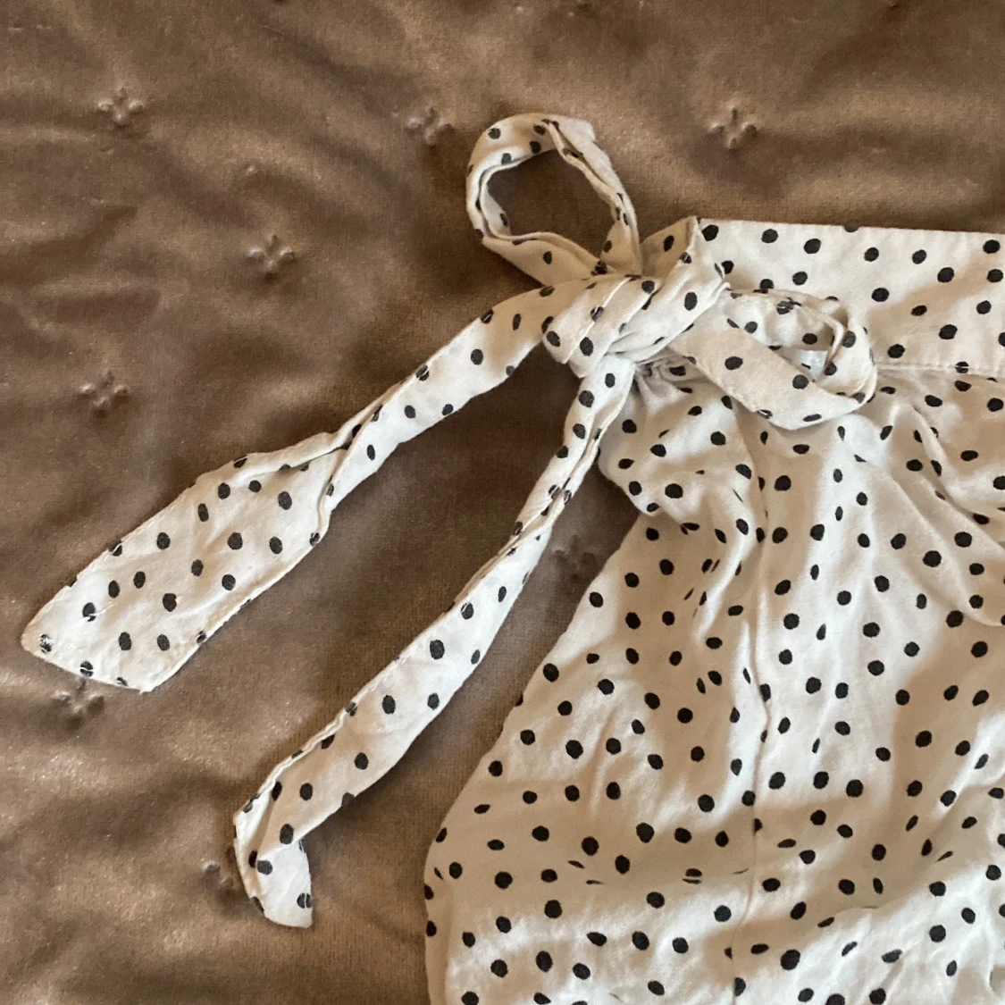 Vit prickig klänning med knytband - 2