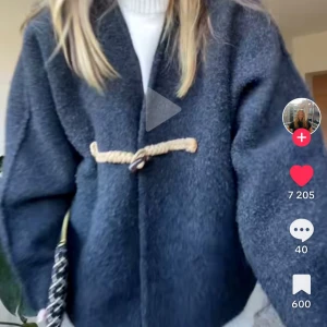 Mörkblå teddyjacka med knyt - SÖKER!!! 👀 skriv gärna om du säljer denna otroliga jacka☺️☺️