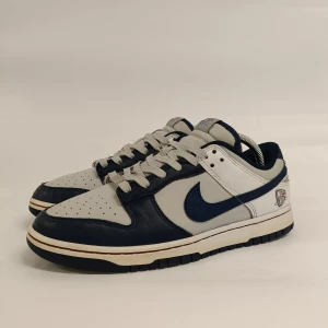Nike Dunk low Nets  - Nike Dunk low EMB NBA 75th anniversary Brooklyn Nets. Lite slitage på undersidan sulan, annars i väldigt bra skick. Kommer med orginal låda. Ligger på 2000 på stockx. Kom med bud vid snabb affär 