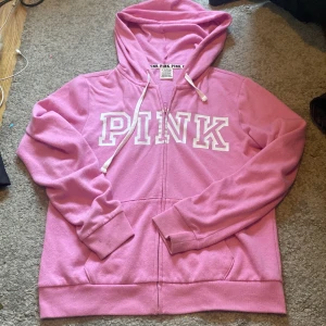 Rosa hoodie från Victoria's Secret PINK - En rosa zip up från Victoria Secret🎂💞 Super söt, har ett pytte hål men de inget som märks 🙏