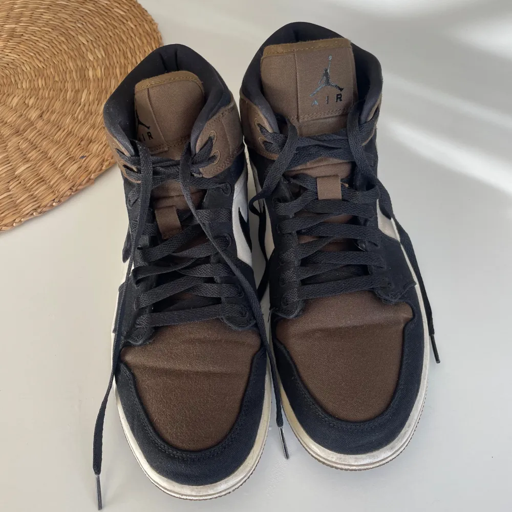 Bruna, svarta och vita Air Jordan skor I storlek 41 som är i mycket bra skick. De passar bra för både killar och tjejer💗 Nypris 1500kr. Kengät.