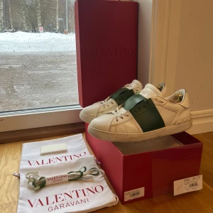 💫Valentino Open sneakers💫 - Tja! Säljer dessa sjukt snygga Valentino skor i modellen open. Dom är i storlek 42. Fint skick, kan rengöras innan dom skickas om man skulle vela det. Box, dustbags, extra skosnören och KVITTO på box medföljer. Nypris 7300kr. Hör av er vid frågor eller funderingar👊🏻🌟