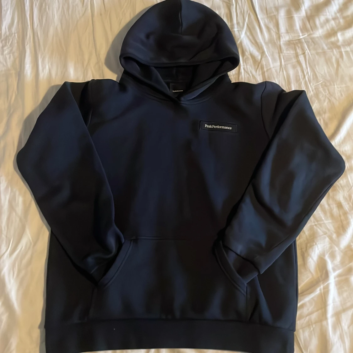 Svart hoodie från Peak Performance