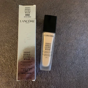 Lancome Teint Idole Ultra Wear Foundation - Säljer pga fel färg. ✨ endast provad. automatisk beskrivning: Lancome Teint Idole Ultra Wear Foundation i nyansen 050 Beige Ambre. Denna foundation erbjuder 24 timmars hållbarhet och en matt finish. Förpackningen innehåller 30 ml och har en praktisk pumpflaska för enkel applicering.