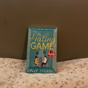 The Hating Game av Sally Thorne  - Boken är en ensamstående workplace fiender till älskare roman, boken är på engelska (sprillans en ny)