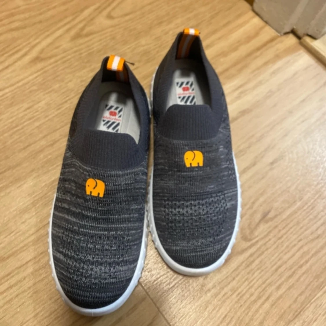 Grå stickade sneakers med elefantdetalj - 1