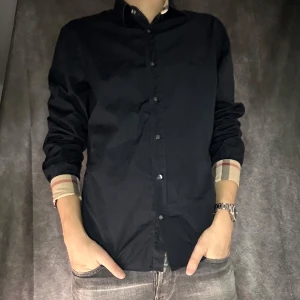 Burberry skjorta - Säljer denna feta burberry skjorta | Size L men sitter mer som M | modell på bild 180 63 kg | nypris är 5000 men vi säljer för 899 | fraktar spårbart inom 24 timmar med PostNord elelr instabox |