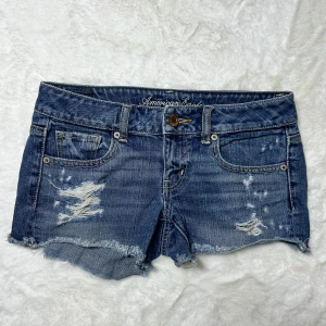 Lågmidjade jeansshorts med hål american eagle  - Shorts från american eagle. Uppskattad storlek S. Eller w27-w28. Midjemått: 39. Köp sker via köp nu, jag postar inom 24h. Kvar tills markerad såld 