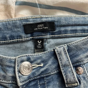 True Religion Jeans Joey - Jag säljer dessa True Religion jeans i storlek 28, modell Joey, de är endast använda ett fåtal gånger och jag säljer dem för att de inte passar mig längre. Jag köpte dem för 1200 kr men säljer för 850 kr, pris kan diskuteras