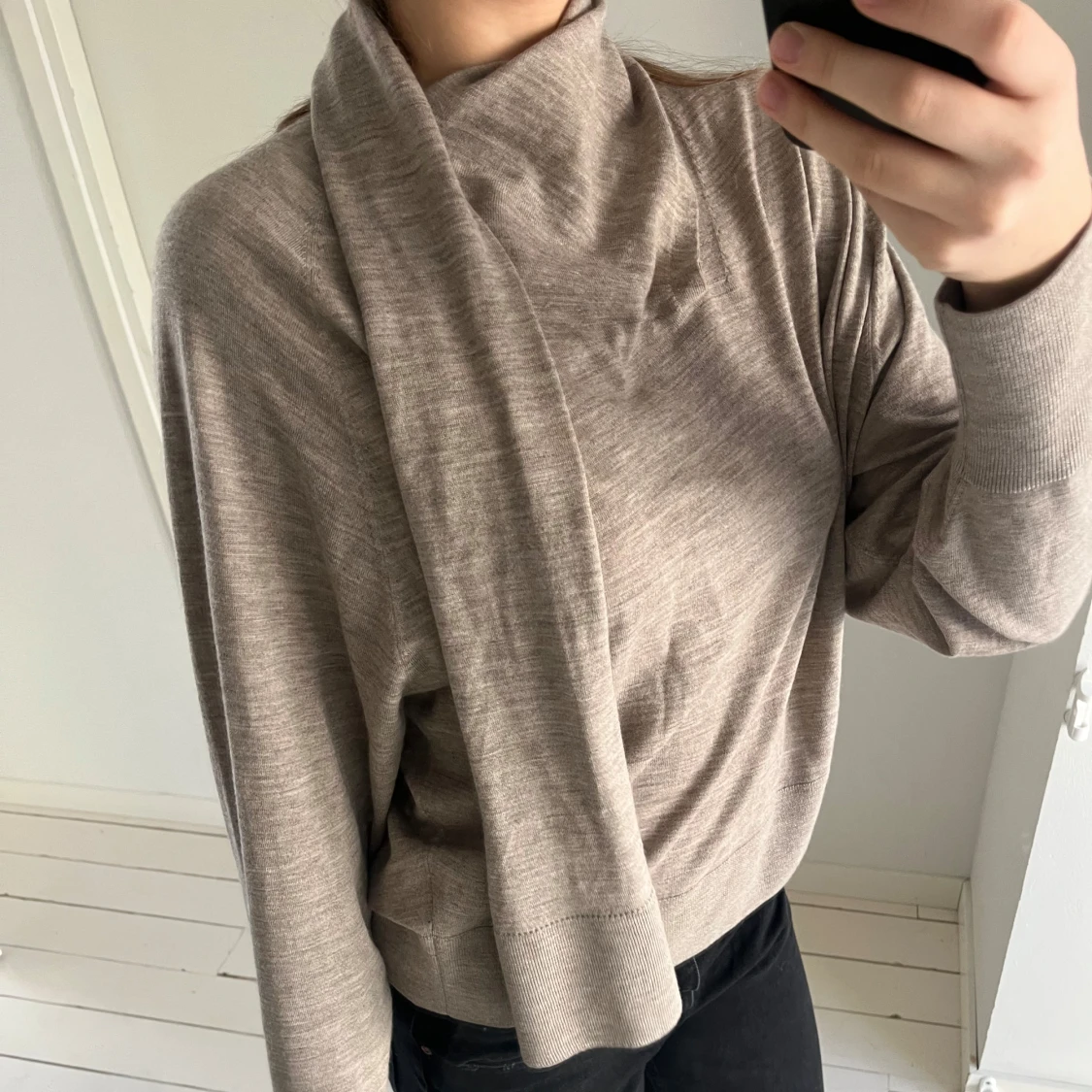 COS Beige tröja med unik krage - 1