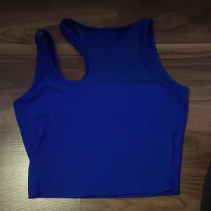 Blå topp  -  Säljer en blå topp från SHEIN i storlek S det är i bra skick men med några små defekter (inget man tänker på) ⭐️ materialet är ribbat och lite glansigt. 