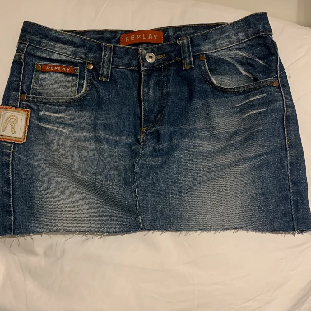 Super Snygg jeanskjol från Replay, har fem fickor och tydliga replay detaljer på fram och baksida💕 kjolen är omsydda jeans💕. Hameet.