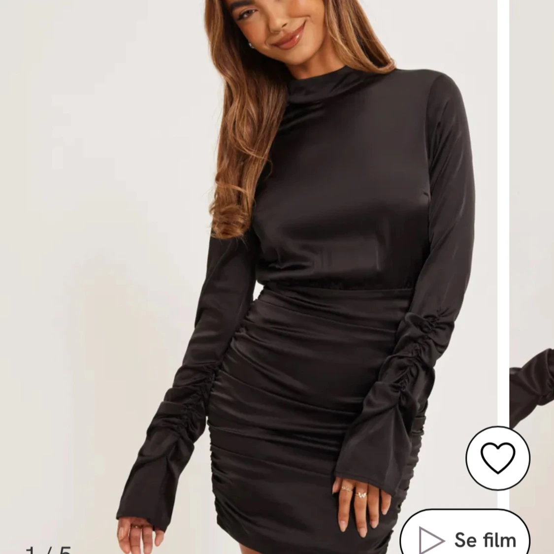 Svart klänning med rynkdetaljer - 3