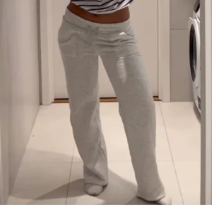 Mjukisbyxor  - Säljer dessa ljusgråa mjukisbyxor från lager157, de är  noppriga men går att ta bort med en noppermaskin. Lånade bilder