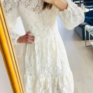 Zara Strl S spetsklänning studentklänning sommarklänning - Säljer en superfin benvit spetsklänning från Zara. Klänningen har långa ärmar och en vacker volangdetalj vid fållen. Perfekt för vår och sommar, kanske studenten?. 💫Normal i storleken. Jättefint skick!