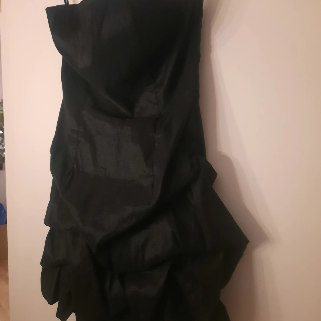 Svart axelbandslös klänning - 2
