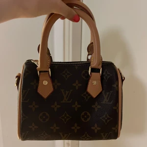 brun väska! 🙌🏽🍒 - jätte söt brun väska! Väskan är i en liten praktisk storlek! ❤️ skriv gärna till mig om du är intresserad eller har fler frågor ❤️🙌🏽🙌🏽band med kommer! 