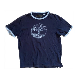 Y2K Timberland T-shirt - Snygg mörkblå vintage t-shirt från Timberland . Säljer då den är stor på mig. Bra skick. Hör av dig vid intresse eller fundering, pris går att diskuteras vid snabb affär!
