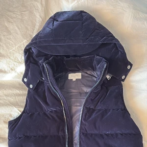 Mocka väst - Mocka liknande väst i storlek small i helt nytt skick! Passar perfekt till Sveriges snart kommande väder och är väldigt stilren. Passar small och en liten medium och är färgen navyblue. 