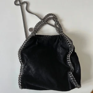 Stella McCartney fallabella  - Säljer på grund av att jag inte länge får användning av den. Väskan är i fint skick🫶🏼