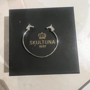 Silverarmband med hästhuvuden från Skultuna - Elegant silverarmband från Skultuna med detaljerade hästhuvuden i ändarna. Kommer i originalförpackning. 
