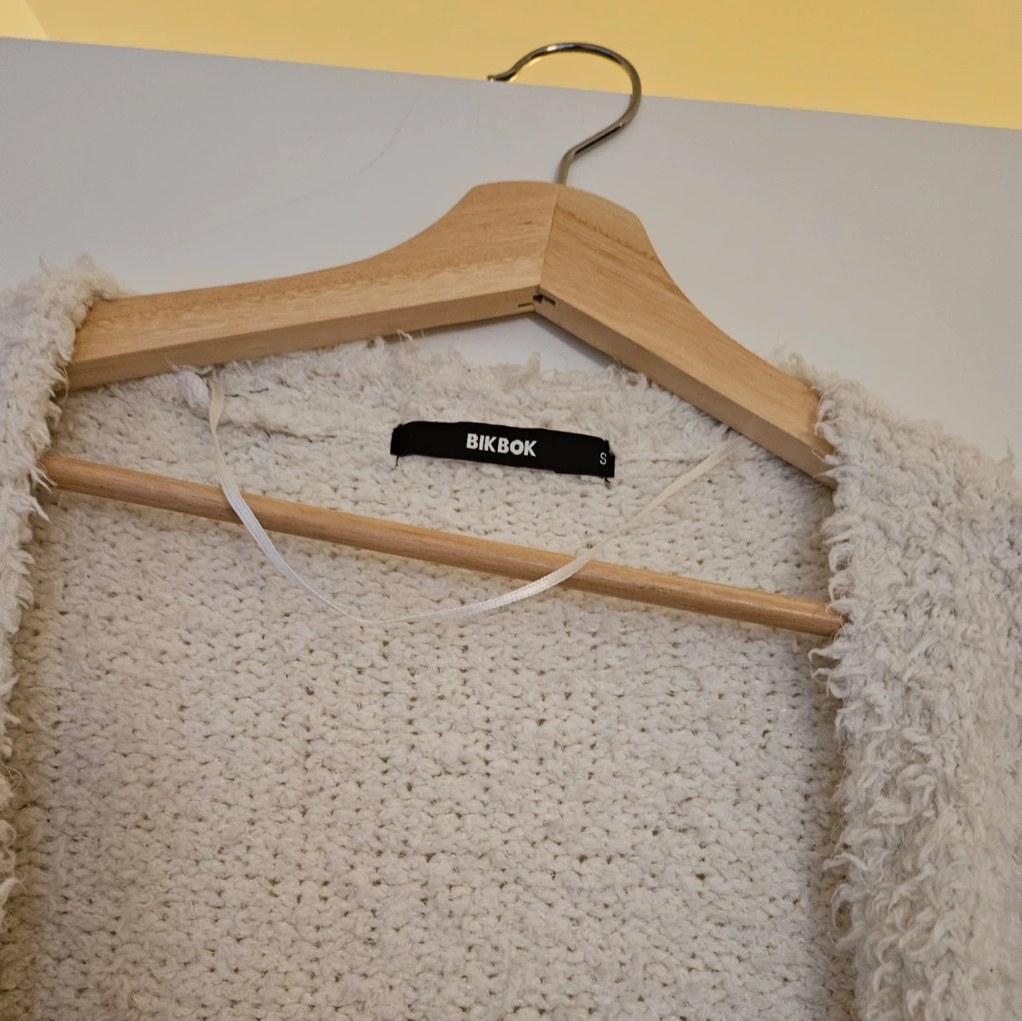 Vit fluffig kofta från Bik Bok - 1