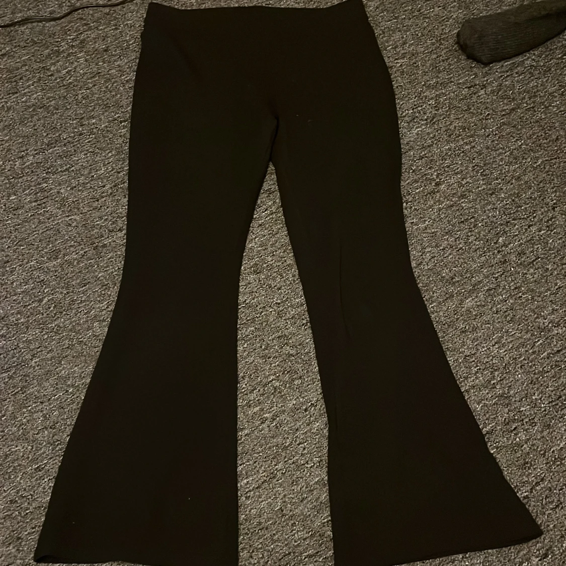 Svarta bootcut byxor