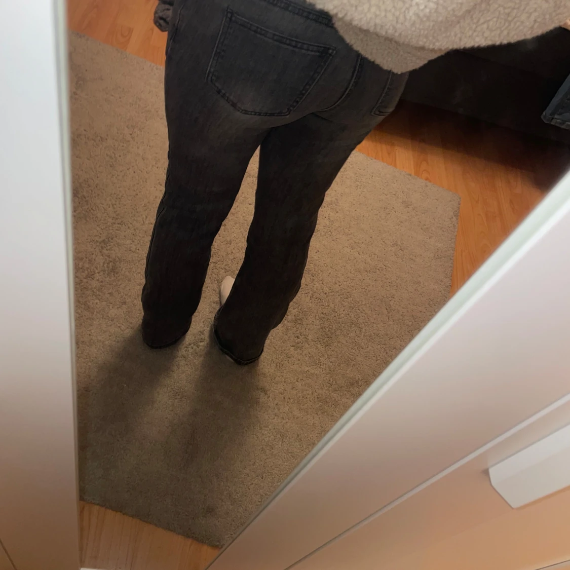 säljer utsvängda jeans