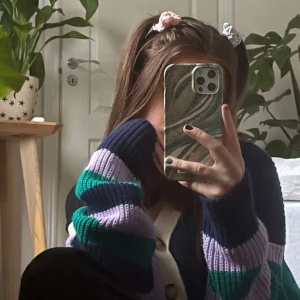 Färgglad kofta 🩷 - Färgglad kofta från Stradivarius i storlek S 💖 Endast använd fåtal gånger.