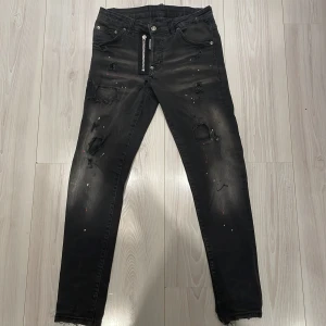 Svarta jeans från Dsquared2 -  svarta jeans från Dsquared2 slimfit ganska så slitna. Storlek 42. Skriv om mer bilder.