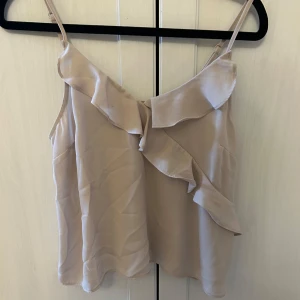 Beige linne från Gina Tricot - Fint linne som jag inte har använt. Köpt från Sellpy men är från Gina Tricot💕väldigt bra skick💗