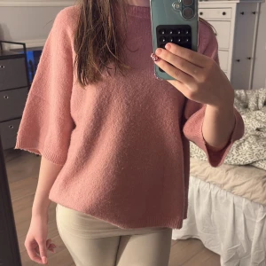 Stickad tröja - En fin rosa stickad tröja med kortare armar, fint skick bara använd ca 3ggr💘