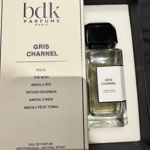 Gris charnel Bdk - Hej! Tänkte sälja min gris charnel av bdk då jag inte har så mycket användning utav av den.   Det är en fräsch￼ samtidigt varm och kryddig doft med inslag av fikon, sandalträ, kardemumma och tonka bönor.   Ny pris 2100kr. Köpt på gents i Helsingborg 